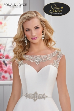 Model NADIA z kolekcie RONALD JOYCE - veľkosť 40 - farba : biela - cena : 250,- €. Krásne jemné svadobné šaty v perfektnom stave za viac než dobrú cenu. 